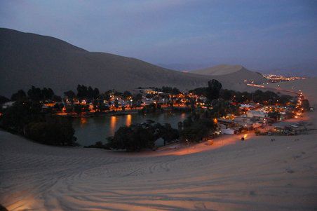 Wieder zurück und ein letzter genialer Blick auf eine beleuchtete Huacachina Oase.