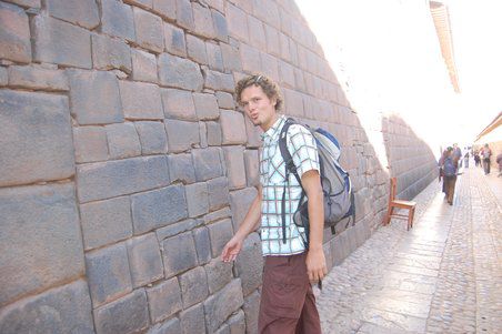 In ganz Cusco findet man Inkamauern, die jetzt Teil der Stadt sind.