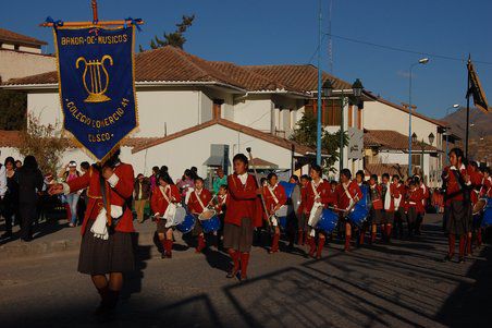 In Cusco ist jetzt für einen Monat eine Art Volksfest, deshalb die vielen Märsche und Tänze.