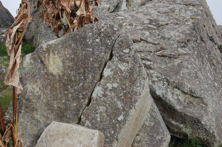 Zum Bearbeiten der Steine nutzten die schlauen Inkas Spalten in Felsblöcken in denen sie Holz steckten und mit Wasser übergossen. Dieses quoll dann auf und sprengte den Fels.
