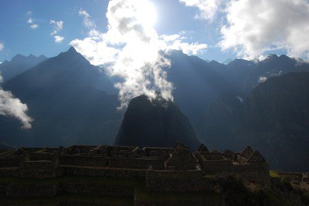 Die geniale Bergwelt hier. Die einzelnen, bis obenhin bewaldeten Berge wirken ein bisschen ähnlich wie in Thailand (nur viel höher)