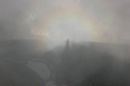 Regenbogen im Nebel, darauf mein Schatten, darunter 500 Meter nichts...