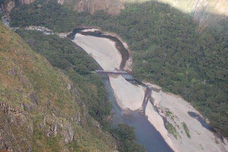 Hier gabs dann freie Sicht: Unten fährt der Zug grad vorbei, dort sind wir auch nach Agua Calientes gewandert.