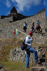 Dieser Führer ist nicht etwa stolz auf seine sexuelle Ausrichtung, die Regenbogenfahne bedeutet hier nicht "Gay-pride" sondern ist die Flagge der Provinz Cusco! Ziemlich lustig