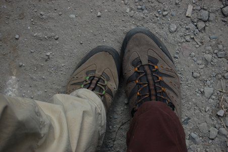 Ganz unten in Agua Calientes dann ein paar sehr müde, verschwitzte und staubige Schuhe.