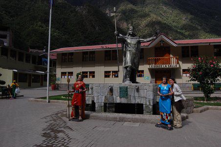 Mimi nochmal am Hauptplatz mit den Inkastatuen.