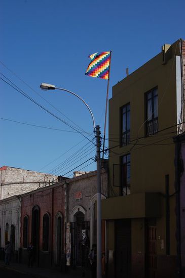 Die Parteiflagge vom baldigen Präsidenten Ollanta. Offensichtlich konnte er sich nicht für eine Farbe entscheiden