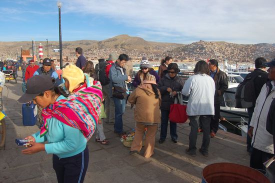 Am Dienstagmorgen um sechs Uhr kunterbunte, wartende Passagiere.