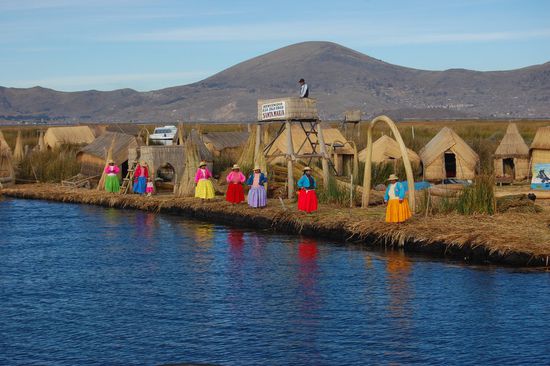 ...mit seinen bunten Bewohnern, den Uros...