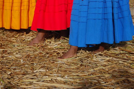 "Zeigt her eure Füße, zeigt her eure Schuh..." 
Das Stroh ist aber wirklich warm genug, um das zu erlauben.