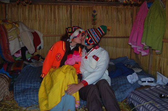 Küssendes Uros-Paar in einem Uros-Häuschen. 