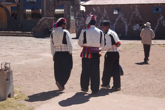 ...und sehr kurios, die strickenden Zipfelmützenmänner! 