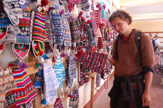 Und hier die Kunstwerke. Stricken ist hier alleinige Tätigkeit der Männer, Frauen dagegen weben.