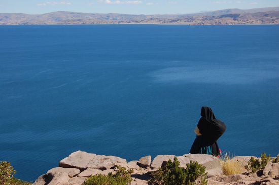 Frauen sind hier oft mit schwarzen Tüchern als Sonnenschutz bedeckt.