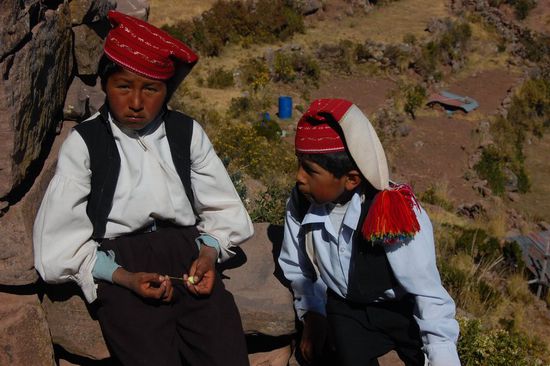 Zipfelmützenkinder, die nicht gern zur Schule gehen wollen (darum zieht der linke so ein Gesicht...)