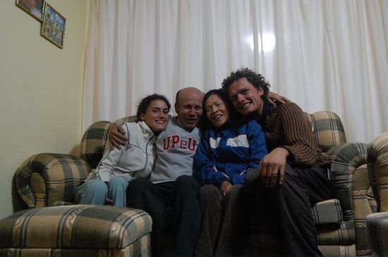 Am Sofa mit Familie Perez. Augusto ist so ein sanguinischer Schnell- und Vielplauderer und lacht in einer Tour, kurzum, der Schmäh ist in diesen vier Tagen echt gerannt 