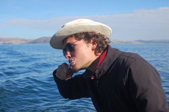 Zähneputzen mitten auf dem Titicacasee