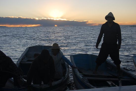 Ankunft - Da das Wasser am Ufer sehr seicht war, wurden wir samt Gepäck mit kleinen Fischerbooten ans Festland gebracht.