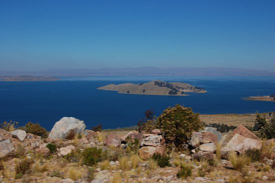 Letzte Blicke auf den tiefblauen Titicacasee