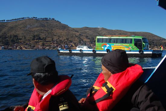 Unser Bus wird mit der Fähre ans andere Ufer geschifft. Wir tukkern hinterher...