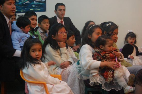 Sabbat Vormittag gibts in der Gemeinde wieder viele Kinder, die der Geschichte lauschen.