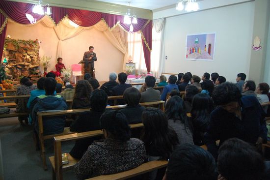 Anton, mit dem wir am Montag auch noch eine Stadttour unternommen haben, predigt über seine eigene Umkehr.