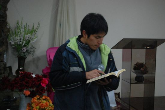 Samstag Abend hat Samuel für die Jugendstunde in der Gemeinde ein kleines Spiel vorbereitet.