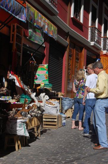 Hier am Witch-Market (Hexenmarkt) bekommt man alles, was irgendwie okkult angehaucht ist: von toten Lamaföten bis zum San Pedro Kaktus (Meskalin). Wir haben einen netten Kanadier getroffen, mit dem wir eine Stunde über unseren Glauben sprechen konnten!