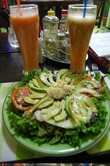 In einem Gesundkostrestaurant gabs um umgerechnet zehn Euro zwei geniale Fruchtshakes, einen riesigen Salat...