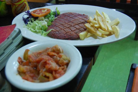 ...eine Suppe, einen Burger und ein riesiges Steak mit Garnitur wie am Photo! 