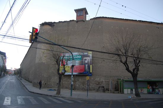 Die hohen Mauer des Gefängnisses von La Paz, gleich ums Eck. Sehr makaber: Noch vor einigen Jahren war es für Turisten offen, wie ein Zoo...