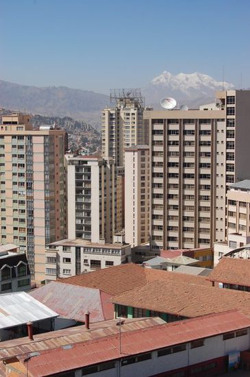 Ein Teil der Skyline der Stadt und im Hintergrund der mächtige Illimani (6.439m)