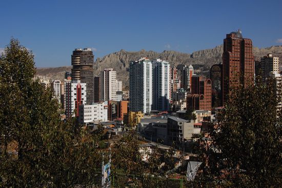 Hier im Hintergrund blanke, trockene Felsen...und die Stadt wächst