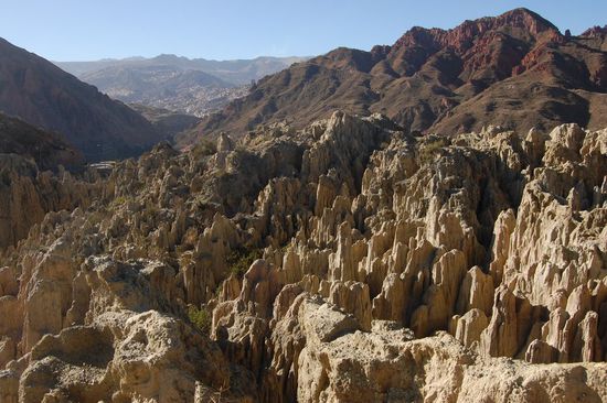 Blick durch die Mondlandschaft auf La Paz