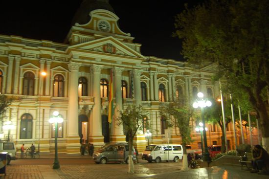 Danach haben wir noch einen Sprung ins Regierungsviertel bei Nacht geschaut: Justizpalast