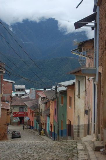 Gepflasterte Straße in Coroico