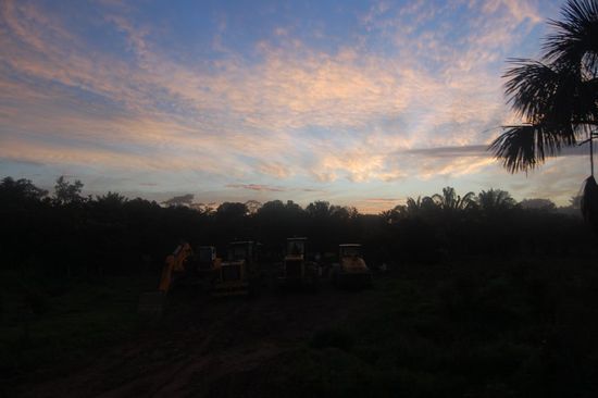 Der erste Sonnenaufgang im Amazonastiefland beeindruckte uns und heiterte uns nach einer horrormäßigen Nacht auf. 