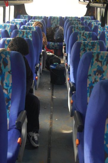 Der Bus war eng, stickig und dreckig. Ich hatte eigentlich noch den besten Platz ganz hinten und konnte meine Füße im Mittelgang ausstrecken.