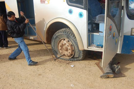Kurz vor Rurre krachte es auf einmal wieder und zum zweiten Mal auf dieser Fahrt war ein Reifen platt - kein Wunder bei den Straßen und dem Fahrstil.