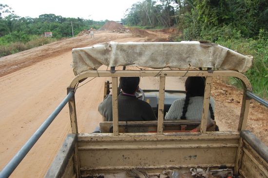 Dieses nette Ehepaar stoppte dann mit ihrem von einem Motorrad umgerüsteten Mini-Truck und nahm uns gerne mit.