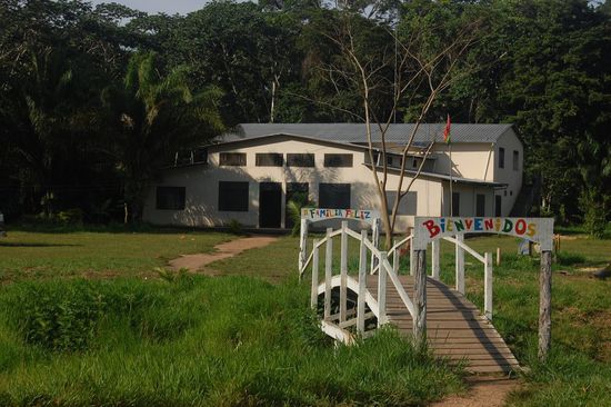 Bienvenidos begrüßte uns ein Schild am Grundstück der Familia Feliz.