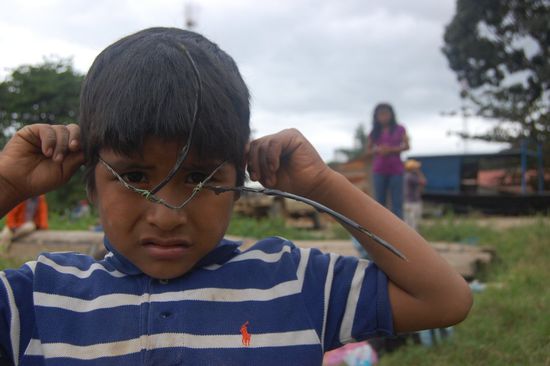 Moises hat sich ein Geweih gebastelt. 