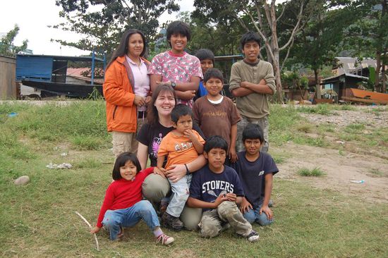 Melissa, die Gründerin von Familia Feliz mit ihrer ganzen Familia (zehn adoptierte Kinder!)