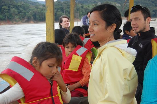 Viel zu große Rettungswesten gabs nur für die Kids, der Rest kann hoffentlich schwimmen und hat keine Angst vor Piranhas? 