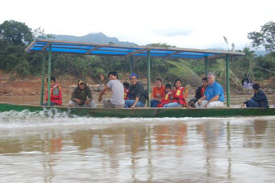 Das zweite Boot fuhr regelmäßig mit Gegröhle an unserem vorbei.