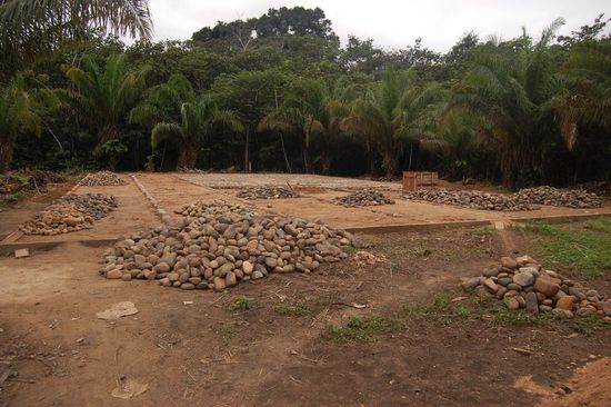 Hier entsteht ein Volleyball- bzw. Basketballfeld, Steine und Beton.