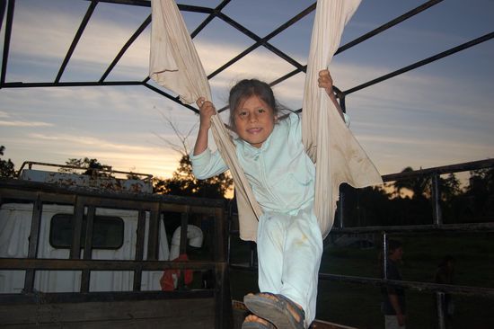 Rebekka schaukelnd in der Abendsonne