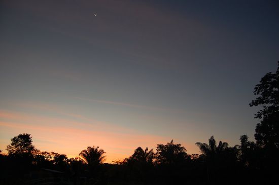 Die ersten Sterne erwachen... Übrigens wandert hier auf der südlichen Erdhemisphäre die Sonne gegen den Uhrzeigersinn von Ost über Nord (!) nach West! Eh logisch, aber für uns war das richtig verwirrend am Anfang...