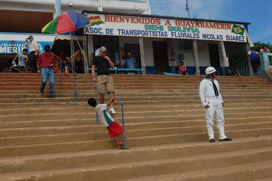 Bolivianische Seite des Grenzflusses mit Soldat (zum Glück darf er in dieser Hitze weiße Klamotten tragen...)