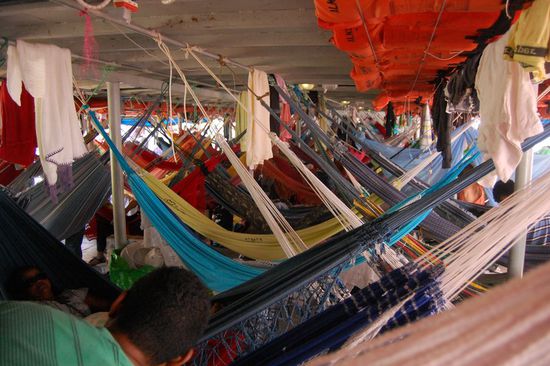 Da ein zweites Boot wegen zu weniger Passagiere ausgefallen war und diese paar aber zu uns mit verlegt wurden, war am Mitteldeck ziemlich jeder Quadratzentimeter mit einer Hängematte besetzt. Richtig lustig wurde das in der Nacht, wenn man jede Bewegung seines Nachbarn mitmachen musste!